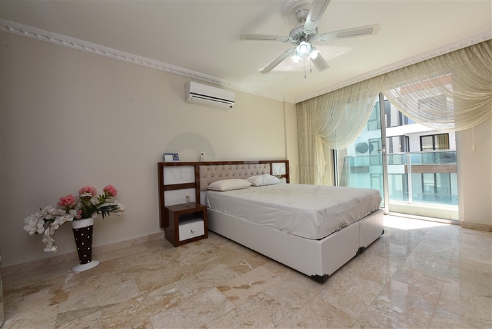 على البحر مباشرة - شقق غرفتين وصالة - ضمن مجمع حديث - كاستل / الانيا 