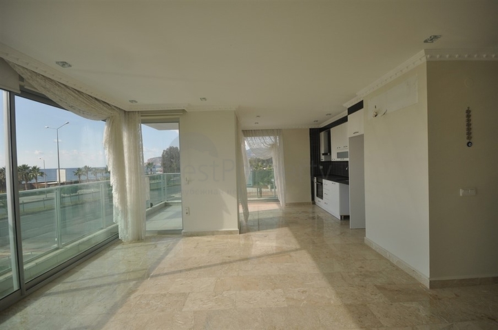 على البحر مباشرة - شقق غرفتين وصالة - ضمن مجمع حديث - كاستل / الانيا 