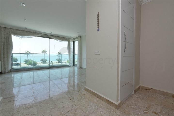 على البحر مباشرة - شقق غرفتين وصالة - ضمن مجمع حديث - كاستل / الانيا 