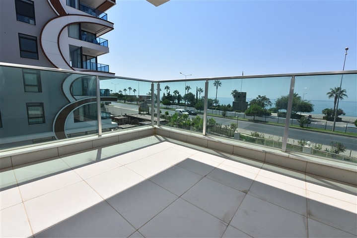 على البحر مباشرة - شقق غرفتين وصالة - ضمن مجمع حديث - كاستل / الانيا 