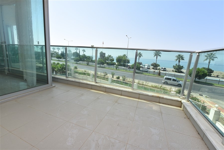 على البحر مباشرة - شقق غرفتين وصالة - ضمن مجمع حديث - كاستل / الانيا 