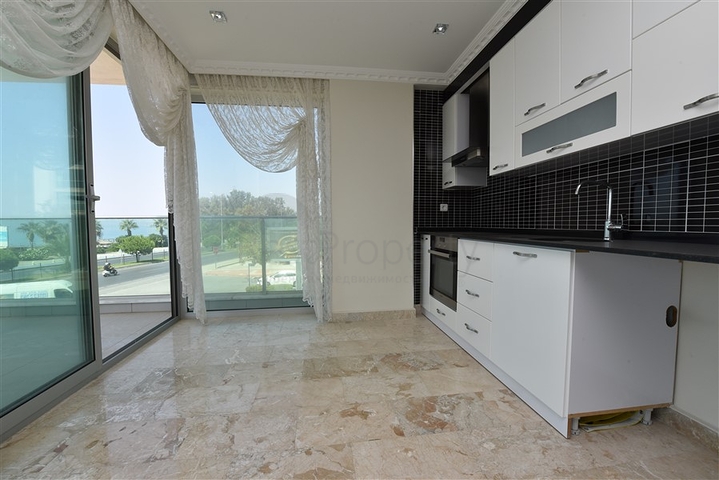 على البحر مباشرة - شقق غرفتين وصالة - ضمن مجمع حديث - كاستل / الانيا 