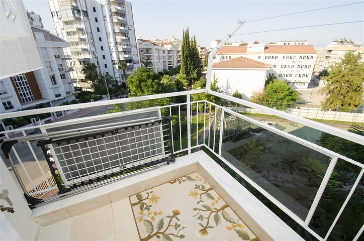 شقة 2 + 1 مع أثاث 5 دقائق سيرا على الأقدام إلى البحر في أنطاليا