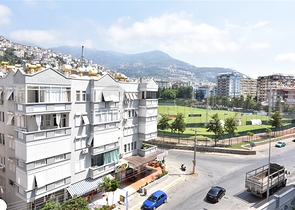 في المركز قريبة من الخدمات - شقة 1+1 - ضمن مجمع سكني فاخر / في مركز الانيا 