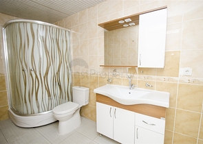 شقة من غرفتين وصالة مع مطبخ منفصل في ليمان كونيالتي