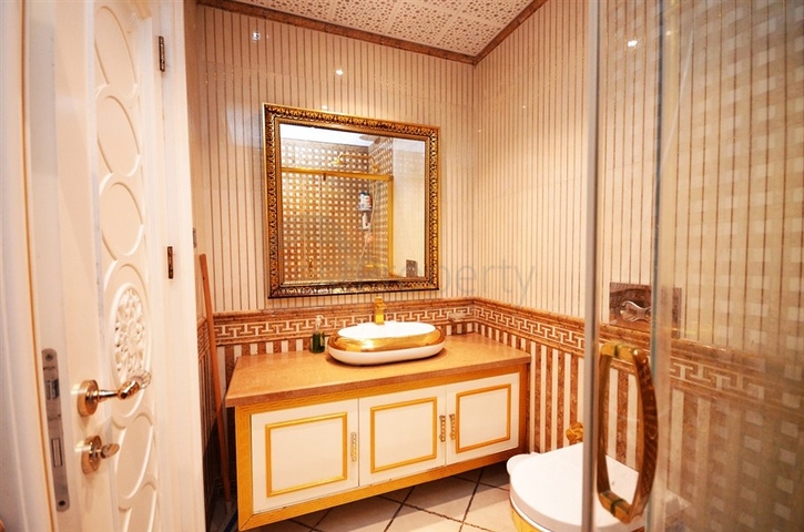 دوبلكس ساحرة - على البحر مبشرة - اثاث فاخر - 3غرف وصالة -مهموتلار / الانيا 