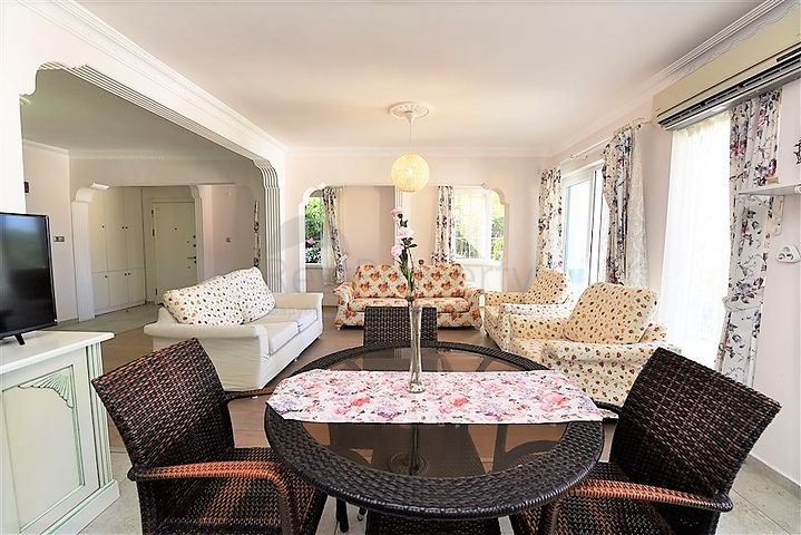 اطلالة بحر -شقة عائلية مفروشة - غرفتين وصالة - في مركز الانيا 