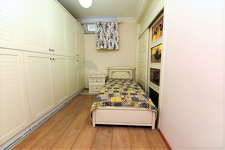 اطلالة بحر -شقة عائلية مفروشة - غرفتين وصالة - في مركز الانيا 