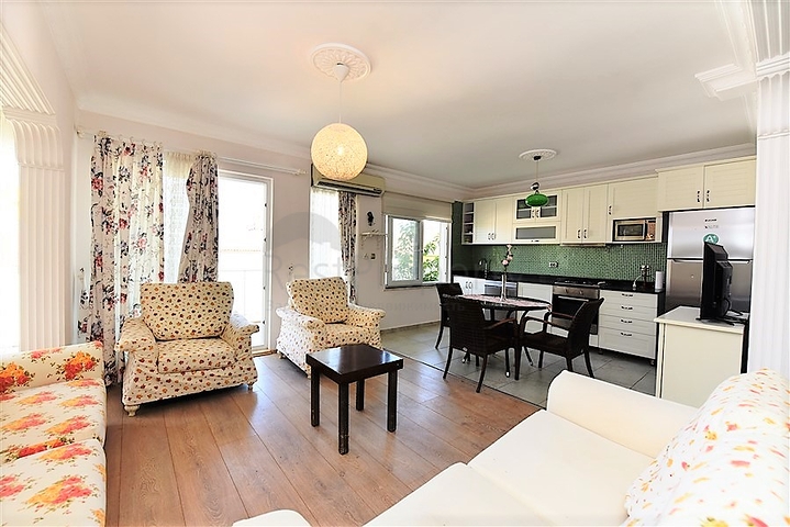 اطلالة بحر -شقة عائلية مفروشة - غرفتين وصالة - في مركز الانيا 