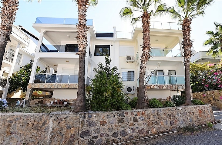 اطلالة بحر -شقة عائلية مفروشة - غرفتين وصالة - في مركز الانيا 