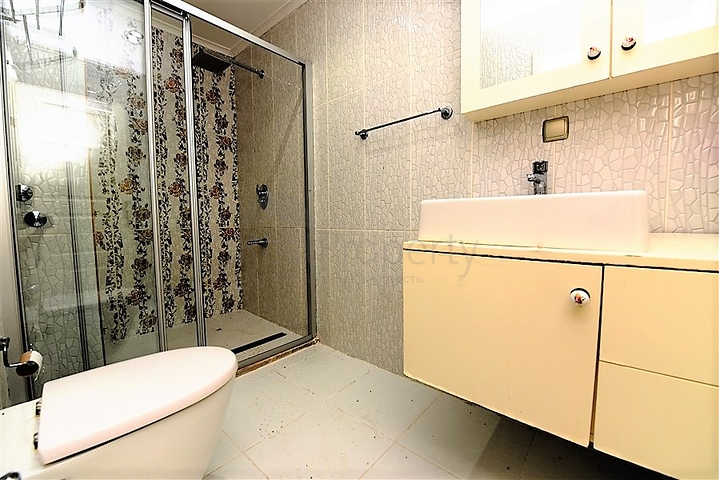 اطلالة بحر -شقة عائلية مفروشة - غرفتين وصالة - في مركز الانيا 