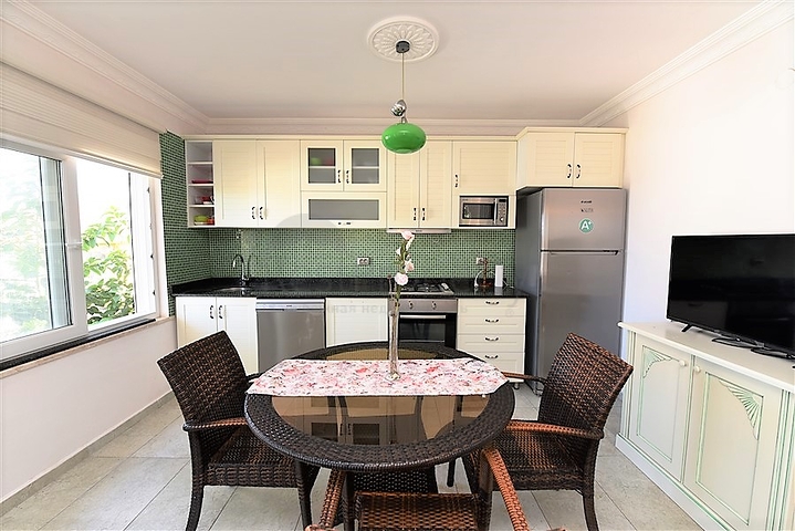 اطلالة بحر -شقة عائلية مفروشة - غرفتين وصالة - في مركز الانيا 