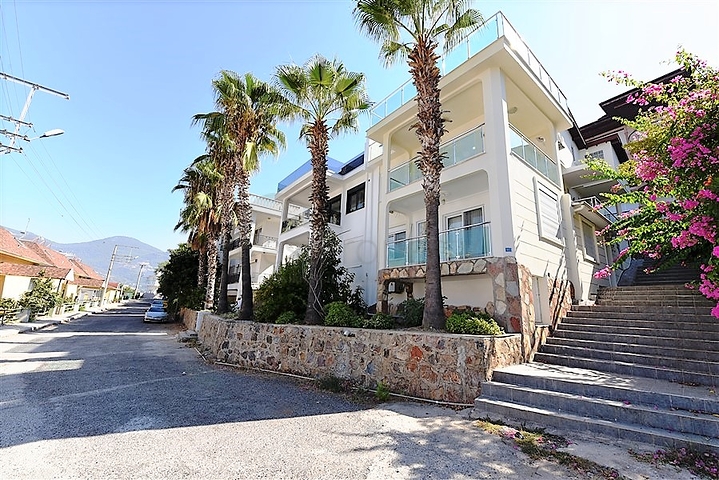 اطلالة بحر -شقة عائلية مفروشة - غرفتين وصالة - في مركز الانيا 