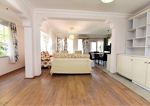 اطلالة بحر -شقة عائلية مفروشة - غرفتين وصالة - في مركز الانيا 