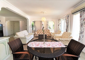 اطلالة بحر -شقة عائلية مفروشة - غرفتين وصالة - في مركز الانيا 