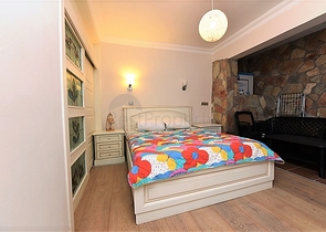 اطلالة بحر -شقة عائلية مفروشة - غرفتين وصالة - في مركز الانيا 