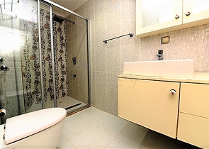 اطلالة بحر -شقة عائلية مفروشة - غرفتين وصالة - في مركز الانيا 