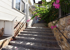 اطلالة بحر -شقة عائلية مفروشة - غرفتين وصالة - في مركز الانيا 