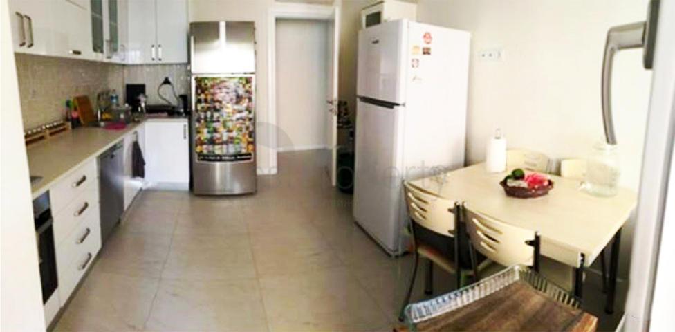 شقة 3 + 1 في مجمع 50 متر من البحر في كونيالتي