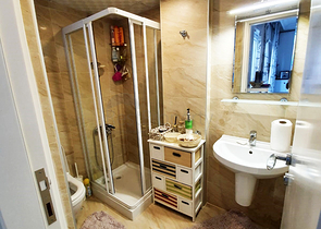 شقة 3 + 1 في مجمع 50 متر من البحر في كونيالتي