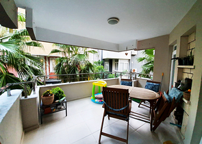 شقة 3 + 1 في مجمع 50 متر من البحر في كونيالتي