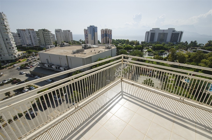 شقة 3 + 1 مطلة على البحر في وسط لارا أنطاليا