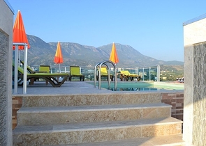 مجمع يضم كافة الخدمات -قريب من البحر - شقة مفروشة 1+1- في مهموتلار / الانيا 