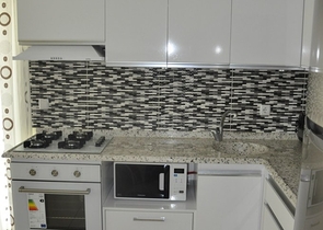 مجمع يضم كافة الخدمات -قريب من البحر - شقة مفروشة 1+1- في مهموتلار / الانيا 