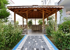 شقة غرفة وصالة - في منطقة مركزية - وضمن مجمع يضم كافة الخدمات - جيكجلي / الانيا 