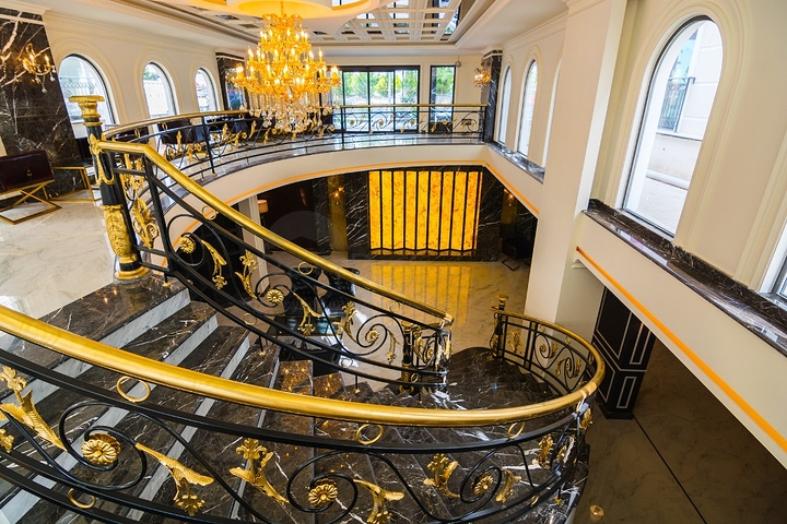 اطلالة بحر - مجمع فاخر - شقة غرفتين وصالة - في مركز المدينة / الانيا