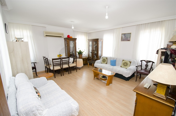 شقة واسعة 3 + 1 مع أثاث في كونيالتي أنطاليا