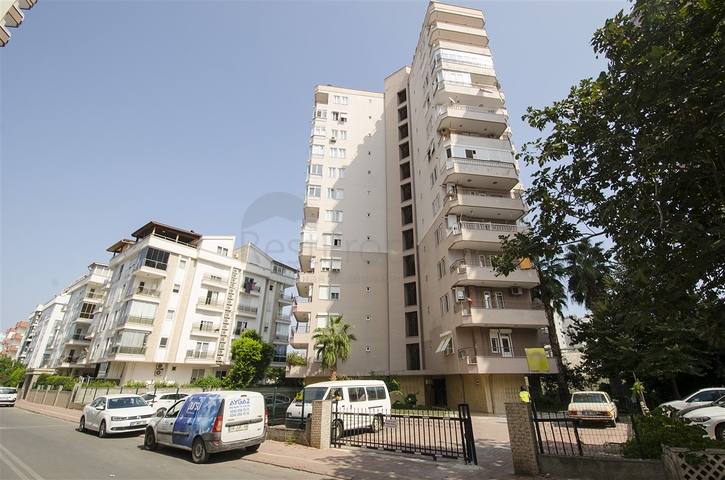 شقة واسعة 3 + 1 مع أثاث في كونيالتي أنطاليا