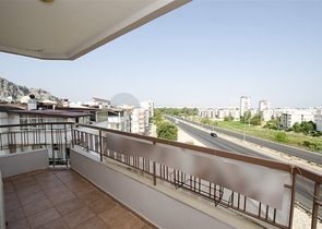 شقة واسعة 3 + 1 مع أثاث في كونيالتي أنطاليا