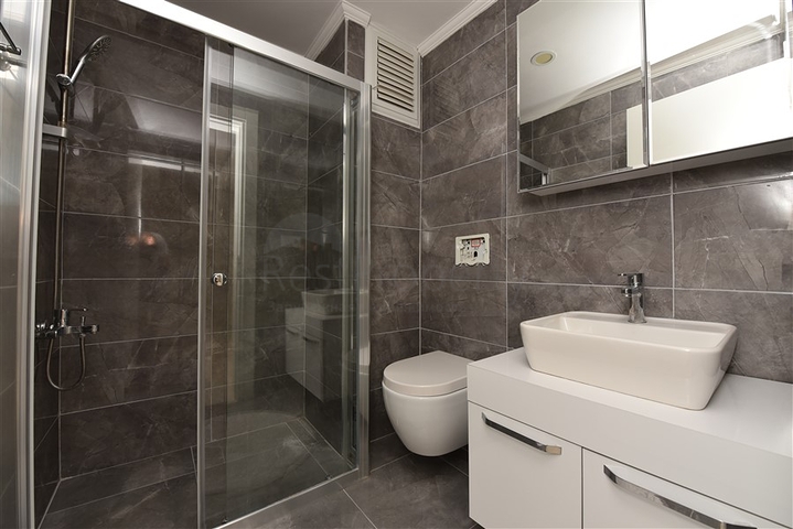 مع تراس واسع - دوبلكس مؤثثة - تصميم 3 غرف وصالة - ضمن مجمع سكني / كاستل / الانيا 