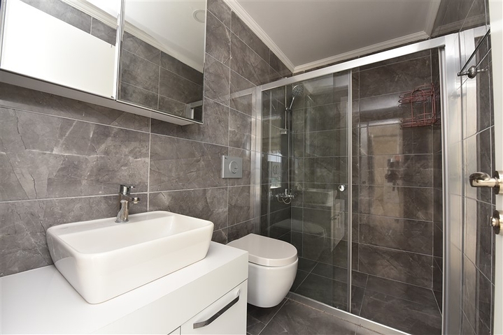 مع تراس واسع - دوبلكس مؤثثة - تصميم 3 غرف وصالة - ضمن مجمع سكني / كاستل / الانيا 