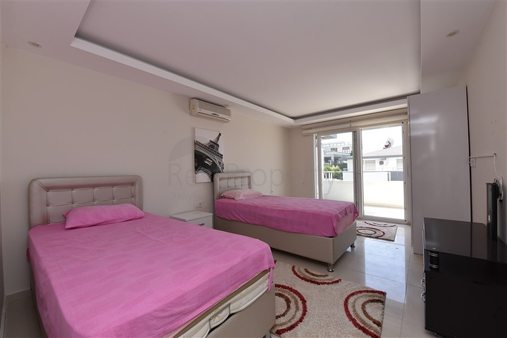 مع تراس واسع - دوبلكس مؤثثة - تصميم 3 غرف وصالة - ضمن مجمع سكني / كاستل / الانيا 