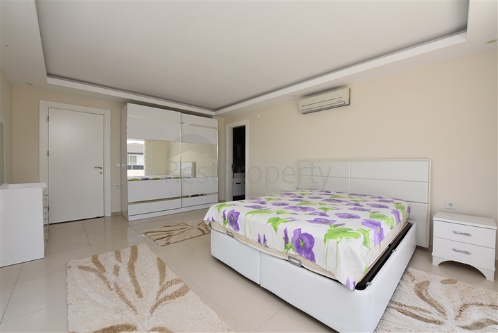 مع تراس واسع - دوبلكس مؤثثة - تصميم 3 غرف وصالة - ضمن مجمع سكني / كاستل / الانيا 