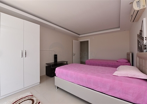 مع تراس واسع - دوبلكس مؤثثة - تصميم 3 غرف وصالة - ضمن مجمع سكني / كاستل / الانيا 