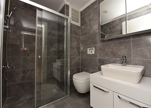 مع تراس واسع - دوبلكس مؤثثة - تصميم 3 غرف وصالة - ضمن مجمع سكني / كاستل / الانيا 