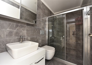 مع تراس واسع - دوبلكس مؤثثة - تصميم 3 غرف وصالة - ضمن مجمع سكني / كاستل / الانيا 