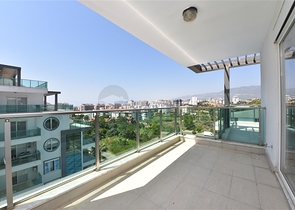 مع تراس واسع - دوبلكس مؤثثة - تصميم 3 غرف وصالة - ضمن مجمع سكني / كاستل / الانيا 