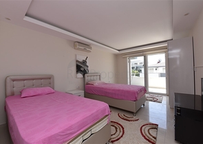 مع تراس واسع - دوبلكس مؤثثة - تصميم 3 غرف وصالة - ضمن مجمع سكني / كاستل / الانيا 