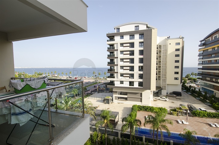 شقة واسعة 3 + 1 مطلة على البحر في كونيالتي
