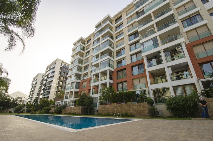 شقة واسعة 3 + 1 مطلة على البحر في كونيالتي