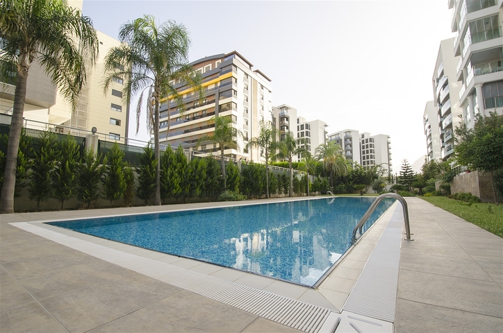 شقة واسعة 3 + 1 مطلة على البحر في كونيالتي