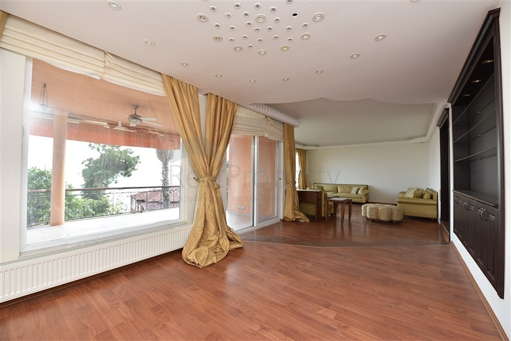 فيلا اطلالة بحر في الانيا - 4 غرف وصالة - ضمن مركز الانيا 