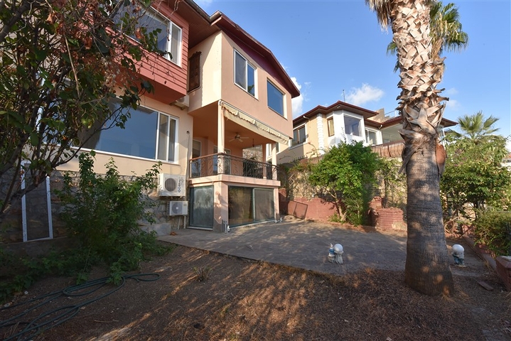 فيلا اطلالة بحر في الانيا - 4 غرف وصالة - ضمن مركز الانيا 