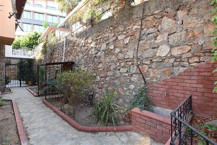 فيلا اطلالة بحر في الانيا - 4 غرف وصالة - ضمن مركز الانيا 