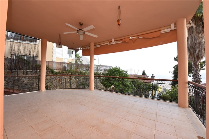 فيلا اطلالة بحر في الانيا - 4 غرف وصالة - ضمن مركز الانيا 