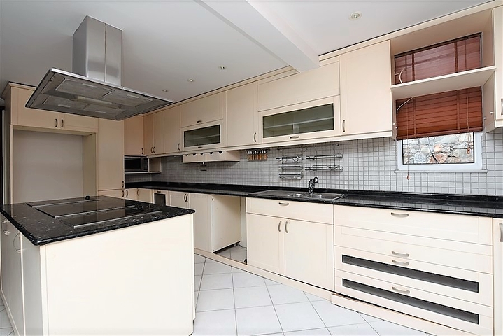 فيلا اطلالة بحر في الانيا - 4 غرف وصالة - ضمن مركز الانيا 